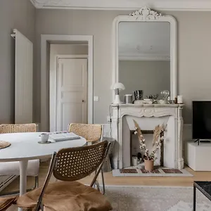 https://central-and-haussmannian-apartment.fr-paris.fr
