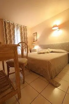 Hotel Les Mazets Des Roches Tarascon 3*,