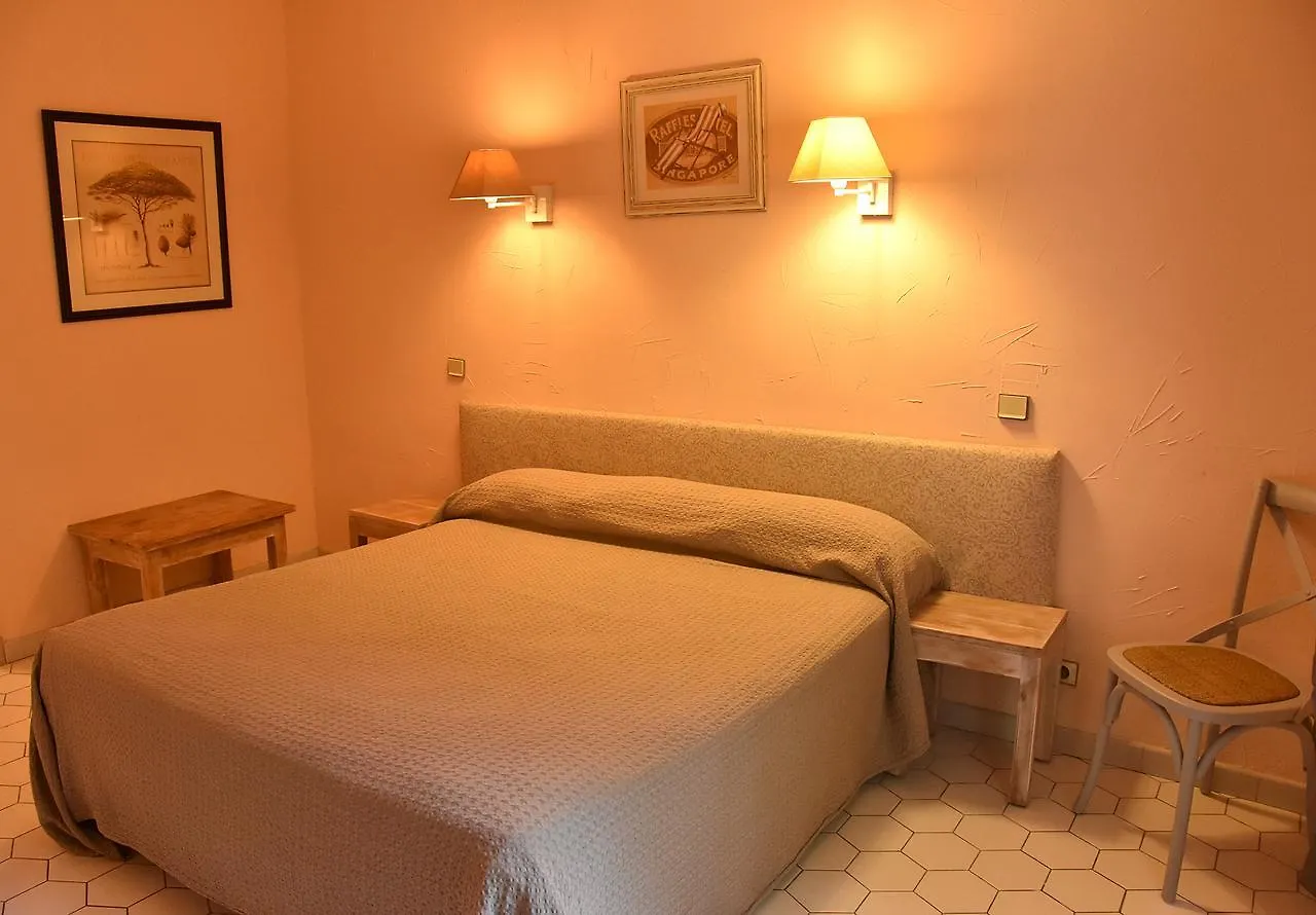 Hotel Les Mazets Des Roches Tarascon 3*,